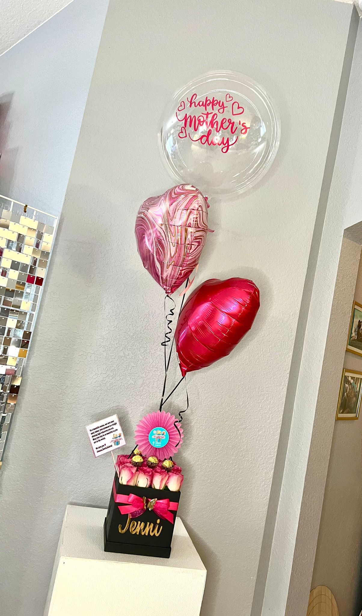 Caja de Rosas Personalizada con chocolates y  globos